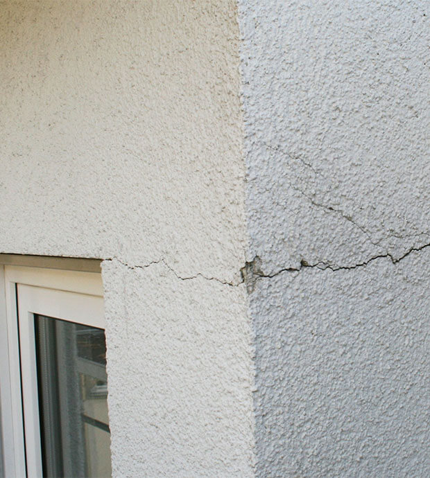 Riss an der Fassade eines Hauses